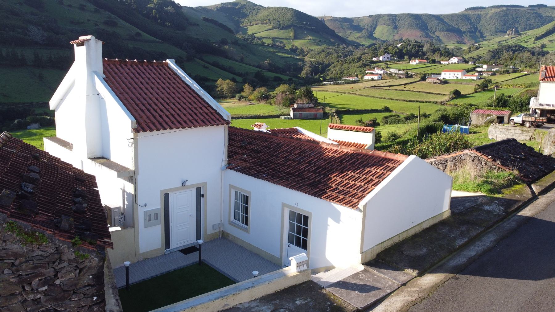 A moradia vista de cima, sobre o Vale da Fazenda