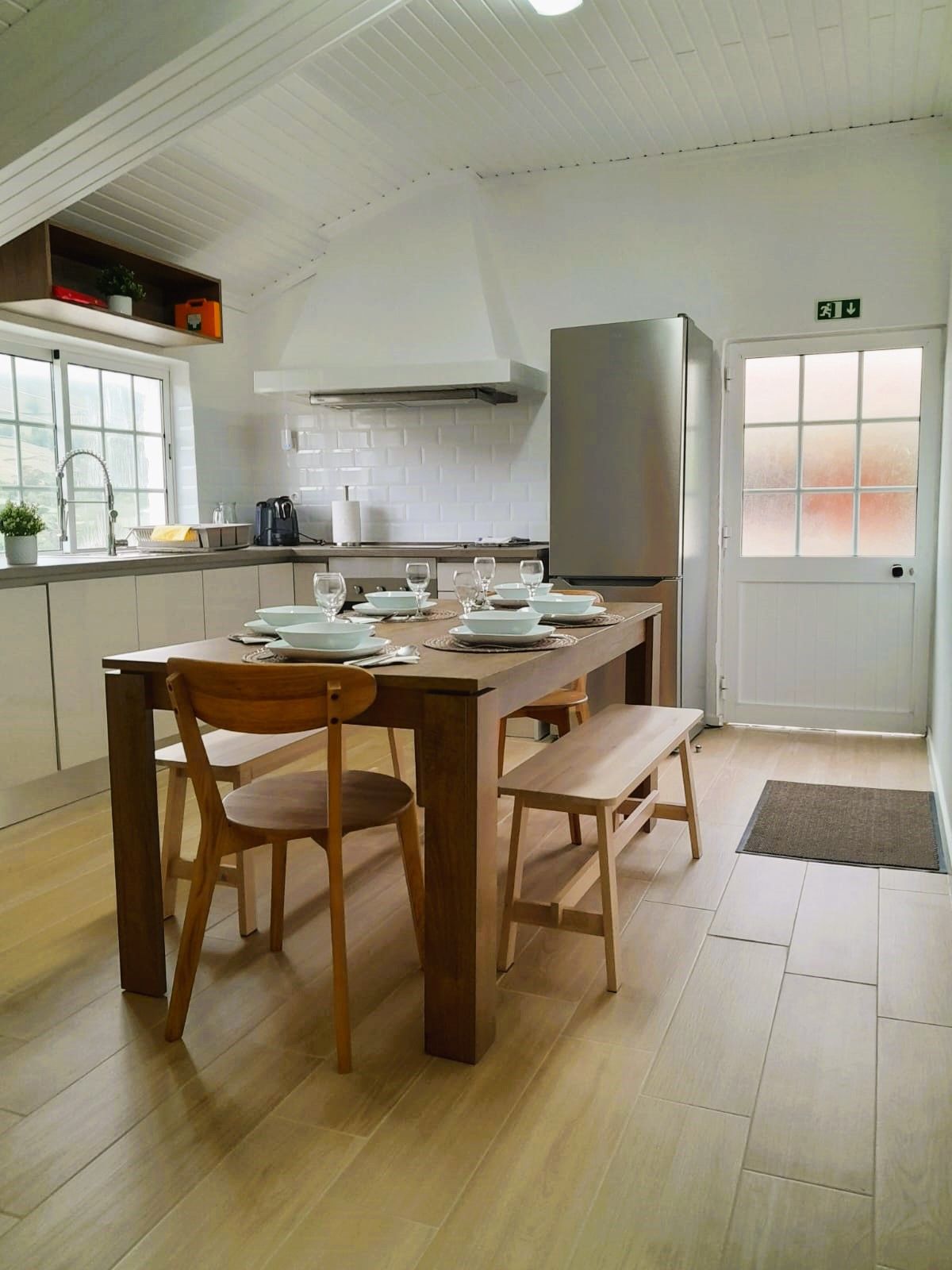 Cozinha equipada, com mesa de refeições