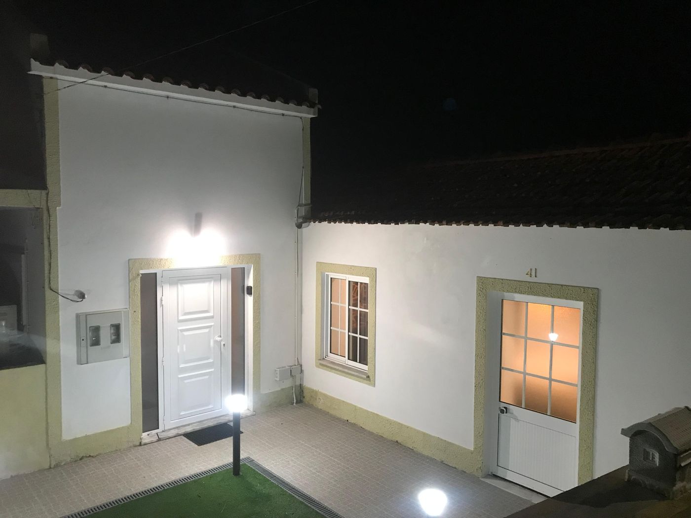 A entrada da casa ao fim do dia