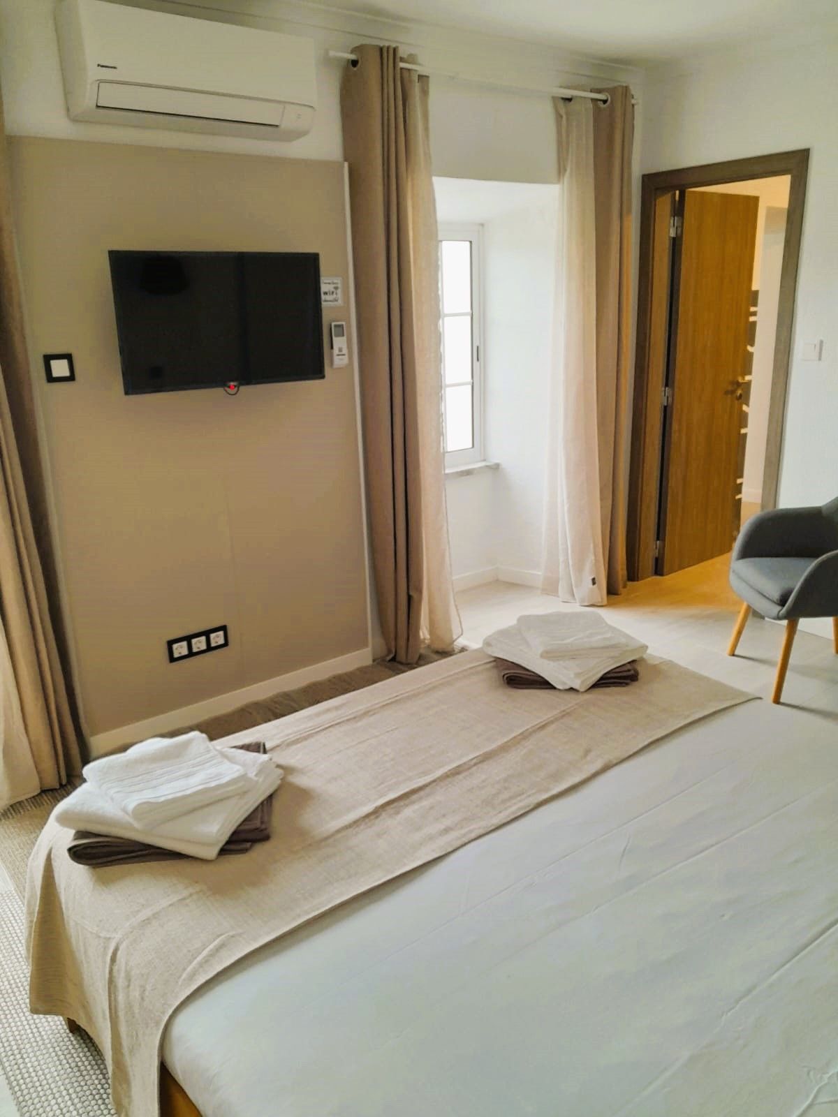 Quarto principal, com televisão
