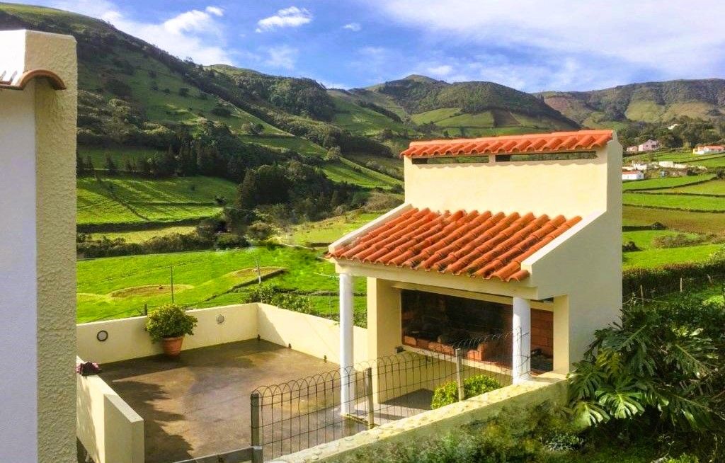 Terraço da casa com churrasqueira, sobre o Vale da Fazenda