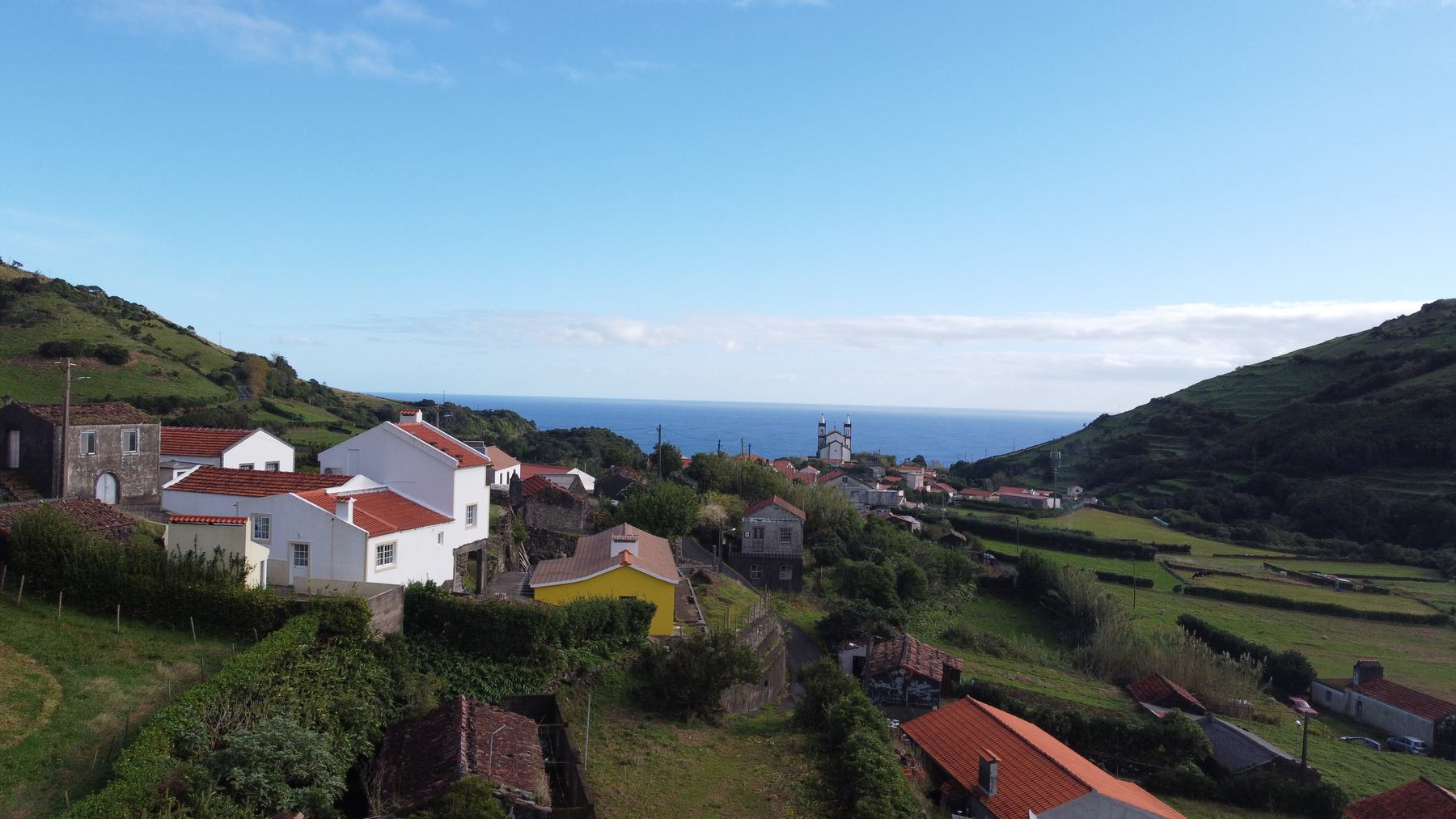 A aldeia da Fazenda vista de cima, com a torre da igreja e o Atlântico ao fundo